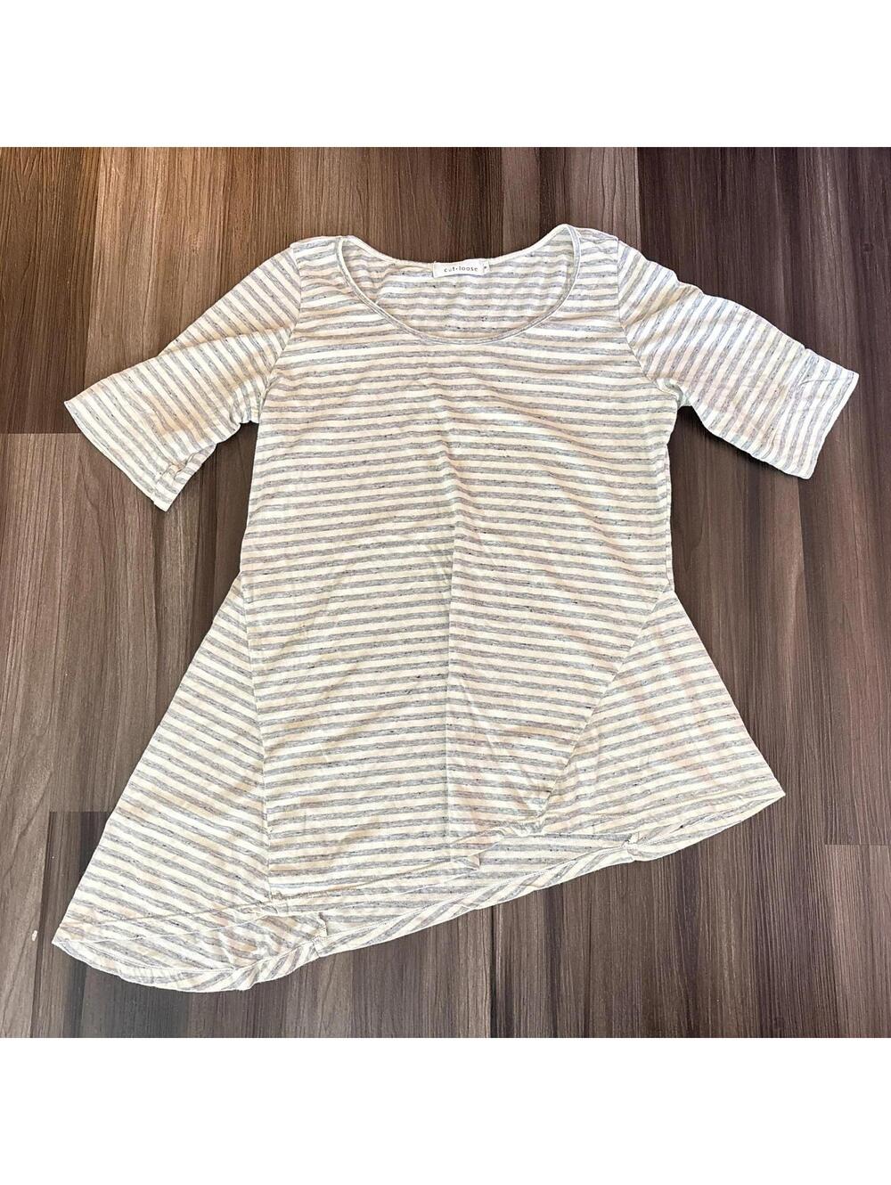 Cut Loose Women's Top White Gray Striped Size Medium Asymmetrical Hem Lagenlook